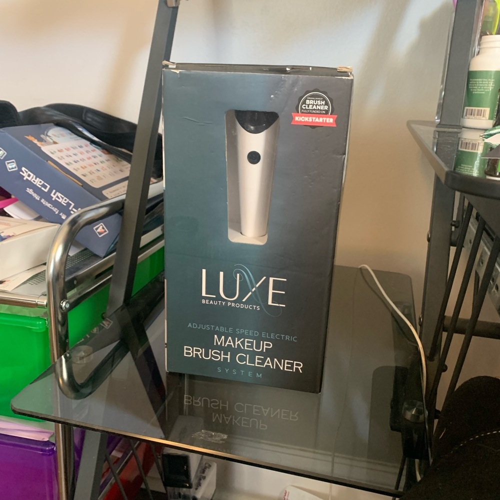 Luxe Black and White Makeup Brush Cleaner NEW 20$